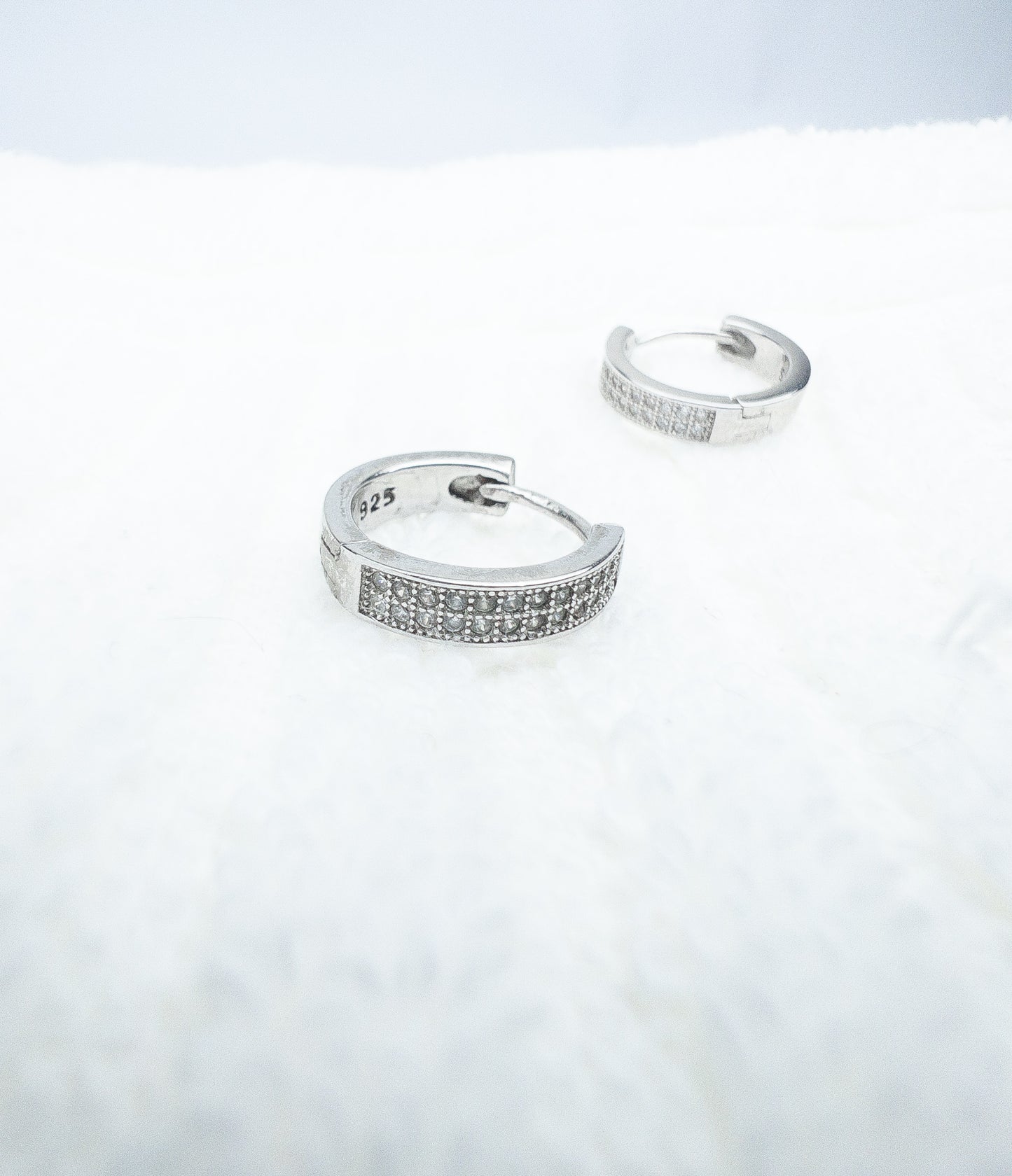 Brinco ICE Argola de Prata 925 duas fileiras de zircônia - Banhado a Ródio Branco