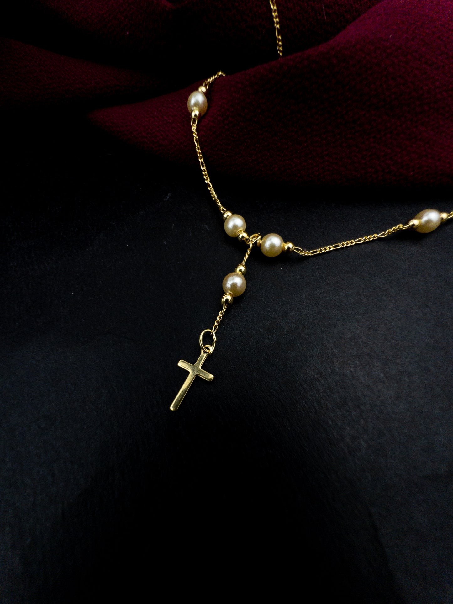 Terço com pérolas - Banhado a ouro 18k