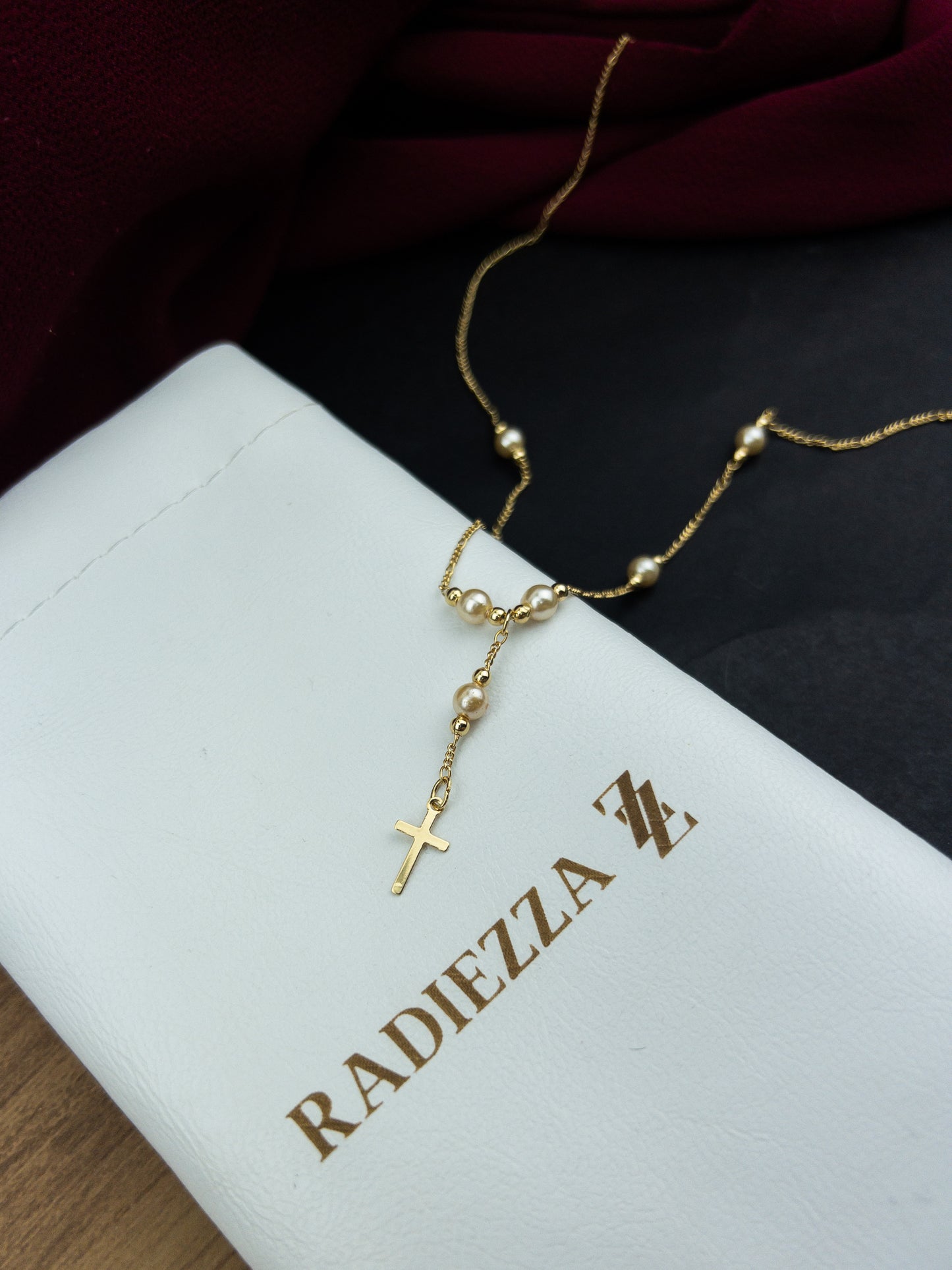 Terço com pérolas - Banhado a ouro 18k