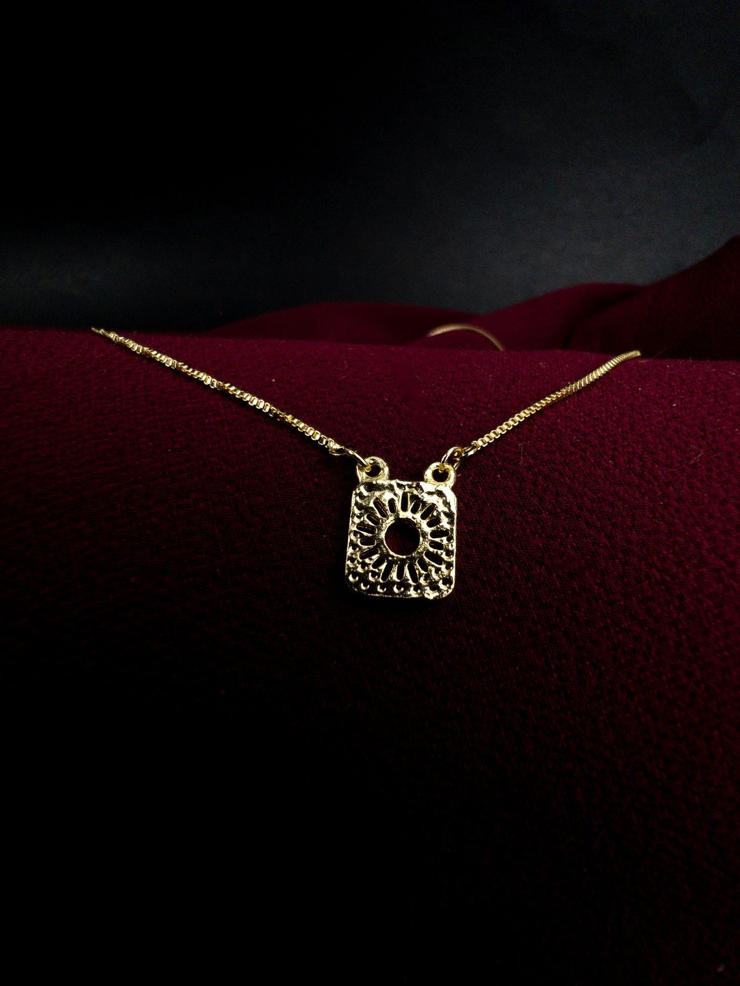Escapulário Sol e Lua - Banhado a ouro 18k