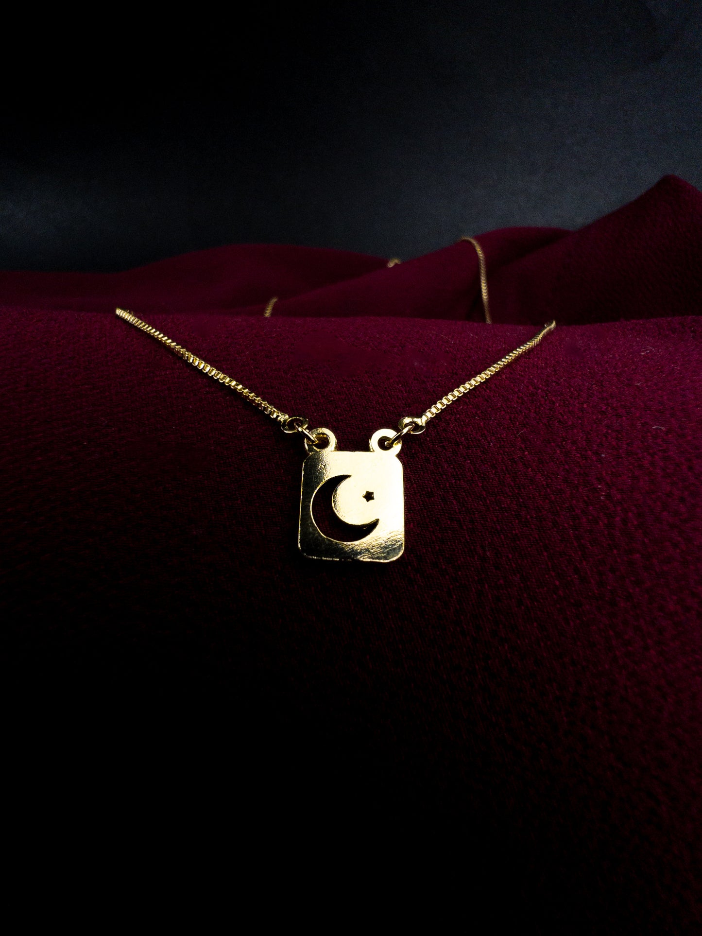 Escapulário Sol e Lua - Banhado a ouro 18k