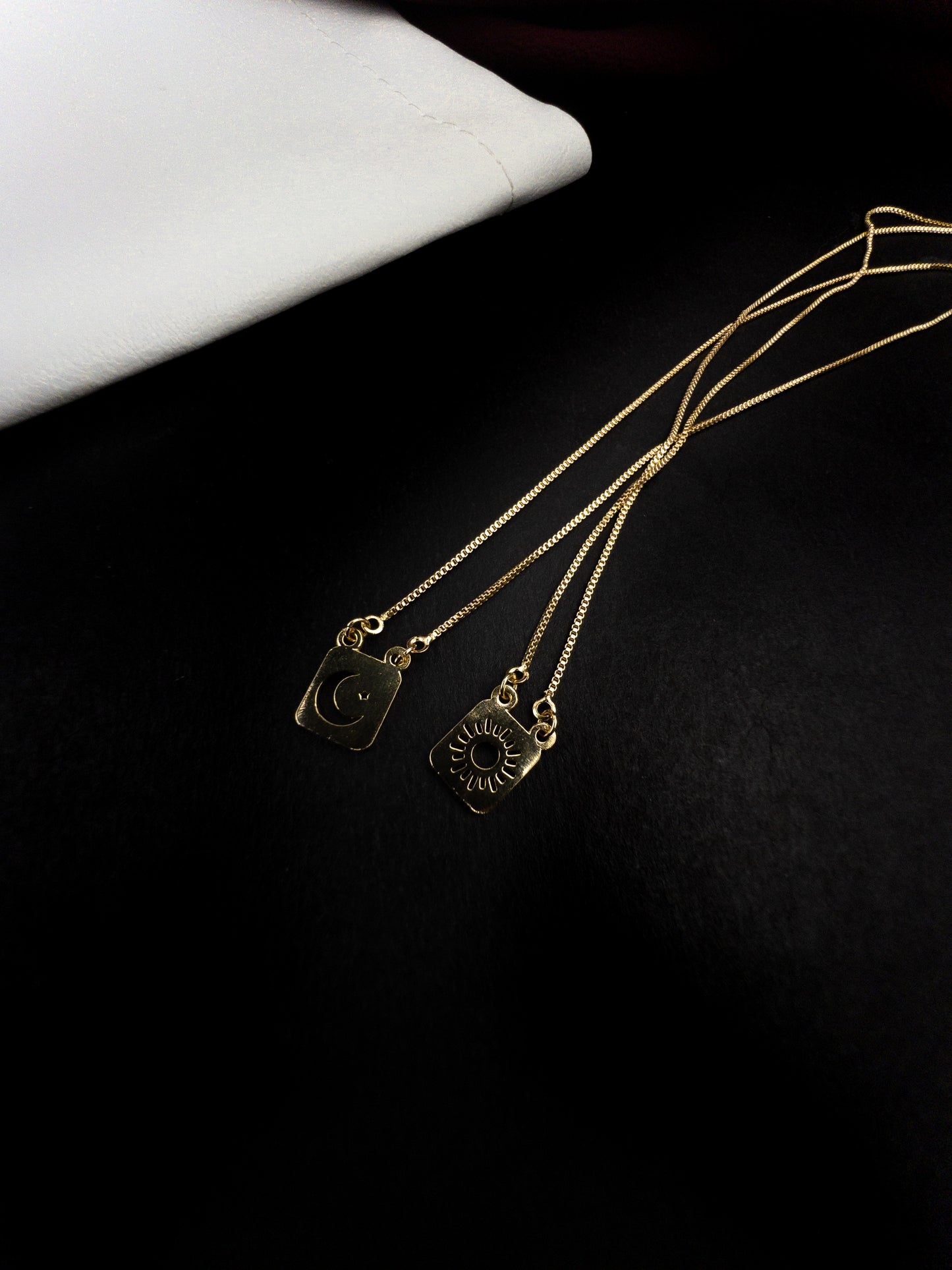 Escapulário Sol e Lua - Banhado a ouro 18k
