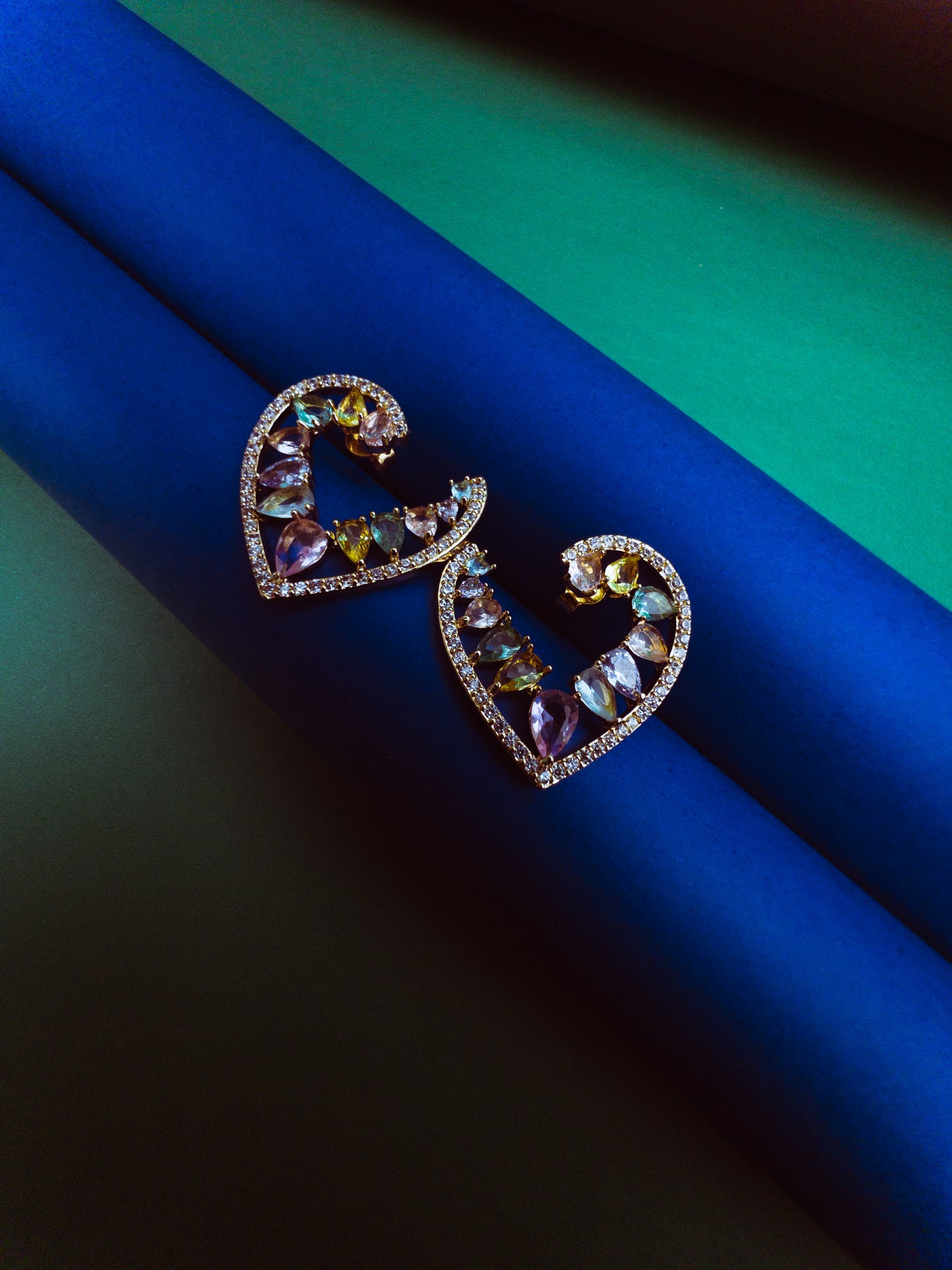 Brinco Coração Com Gotas de Zircônia - Banhado a Ouro 18k