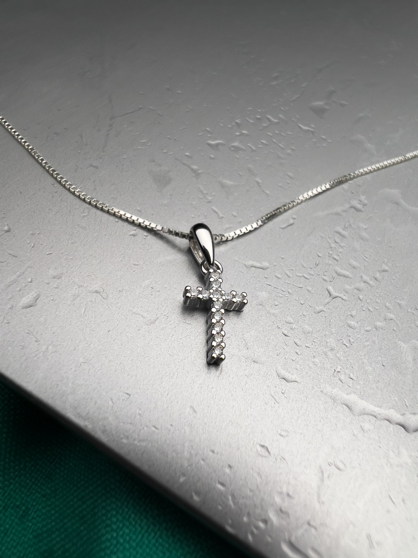 Pingente de Cruz pequeno com Microzircônias - Prata 925