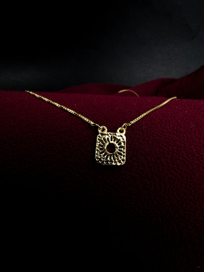 Escapulário Sol e Lua - Banhado a ouro 18k
